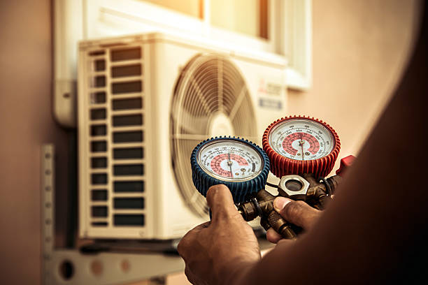 Professional Hvac technician working in Everly, IA
